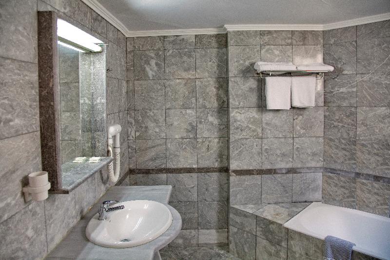 غرفة عائلية, Jo An Beach