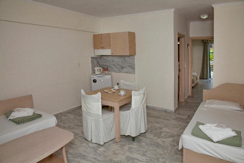 חדר משפחתי, Jo An Beach