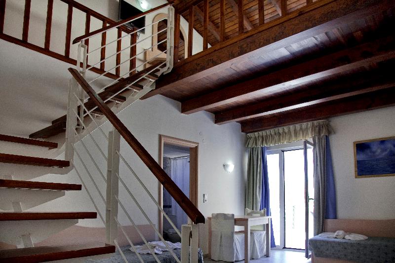 חדר משפחתי, Jo An Beach