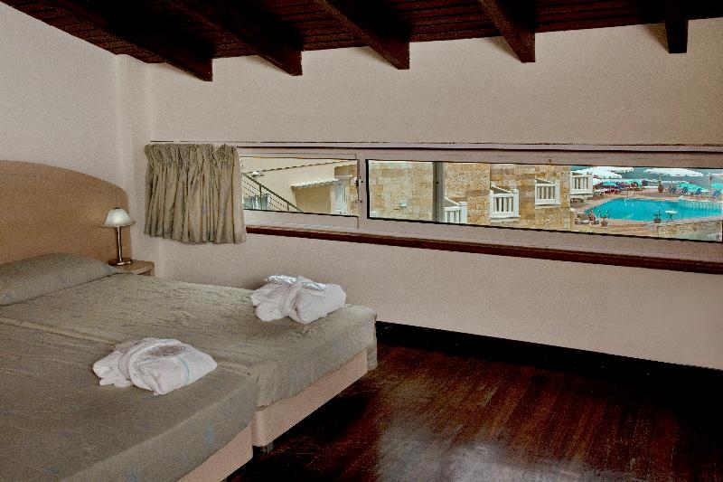 חדר משפחתי, Jo An Beach