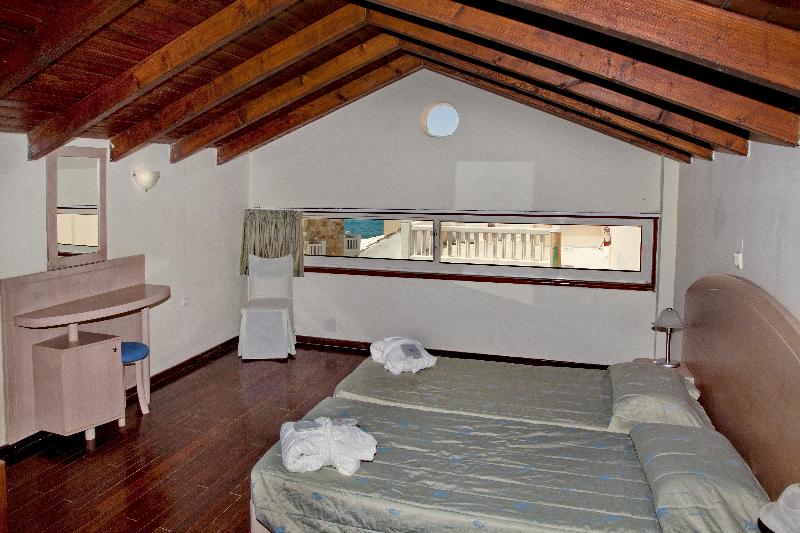 غرفة عائلية, Jo An Beach