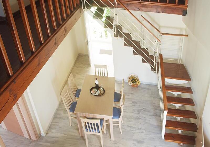 غرفة عائلية, Jo An Beach