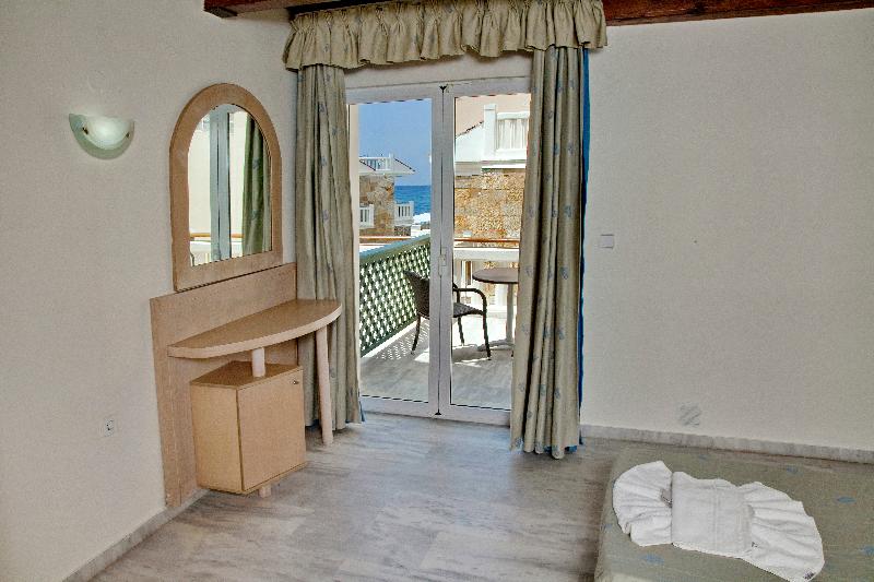 חדר משפחתי, Jo An Beach