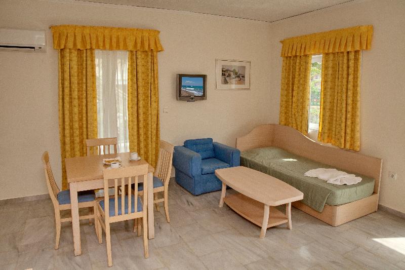 חדר משפחתי, Jo An Beach