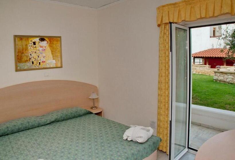 غرفة عائلية, Jo An Beach