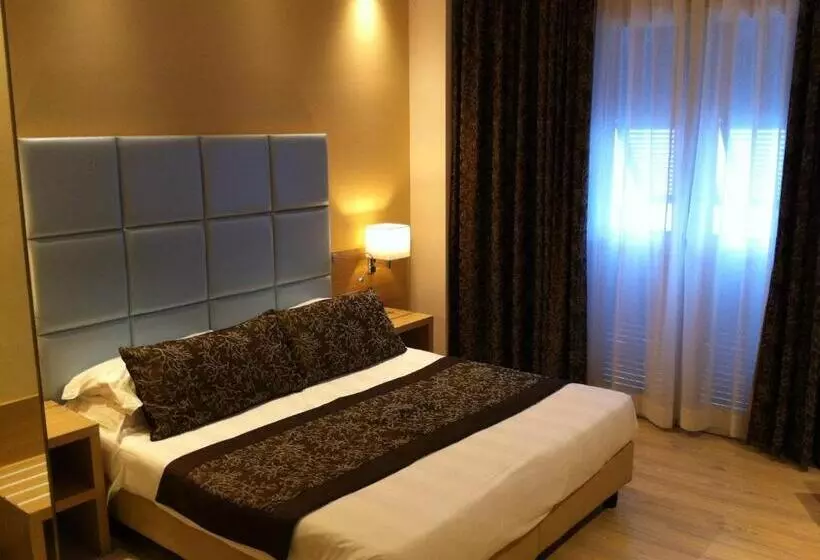 اتاق لوکس با بالکن و چشم‌انداز دریا, Piccolo Lido