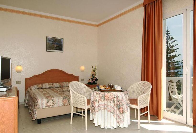 Номер Стандард Боковой Вид на Море с Балконом, Piccolo Lido