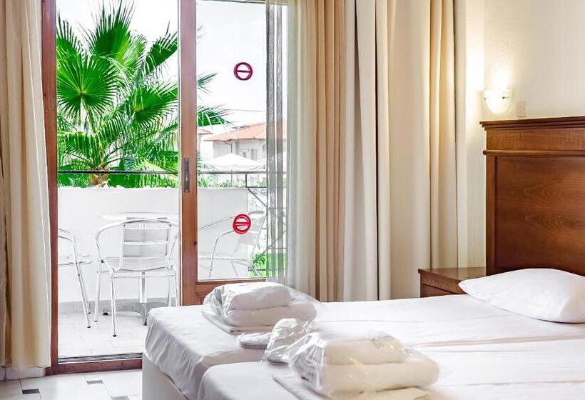 Номер Стандарт Вид на Бассейн, Tresor Sousouras