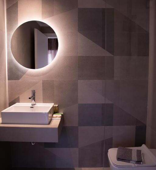 Номер Superior, Tresor Sousouras