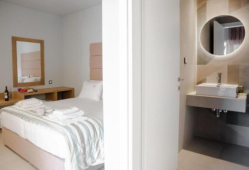 Номер Superior, Tresor Sousouras