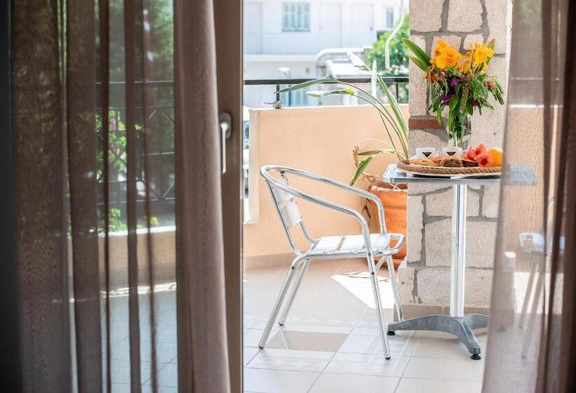 Номер Superior, Tresor Sousouras