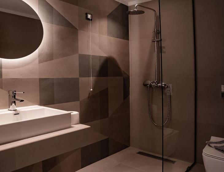 Номер Superior, Tresor Sousouras