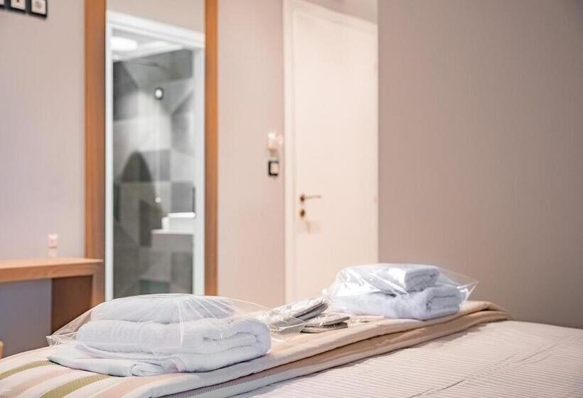 Номер Superior, Tresor Sousouras