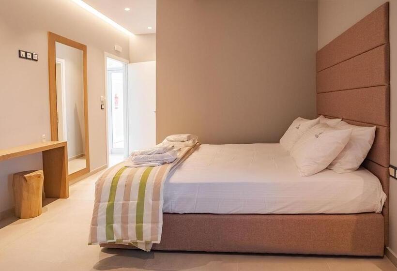 Номер Superior, Tresor Sousouras