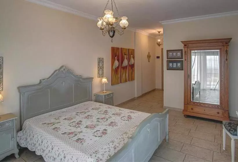 オーシャンビューのデラックストリプルルーム, Villa Sevasti