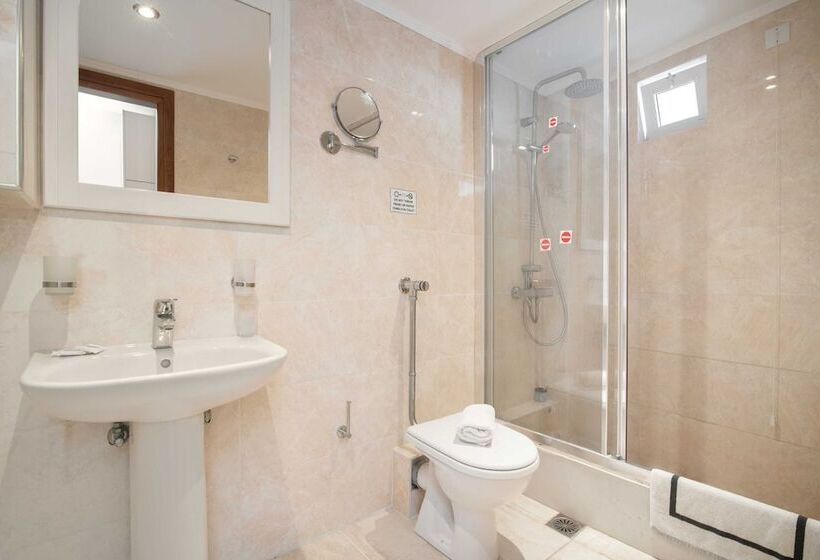 اتاق خانوادگی, Karras