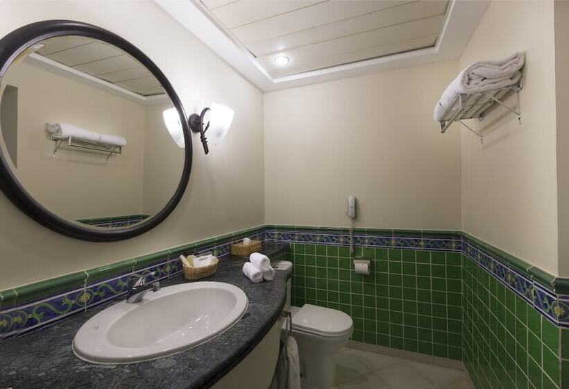 اتاق استاندارد با چشم‌انداز دریا, The Bayview Taba Heights Resort