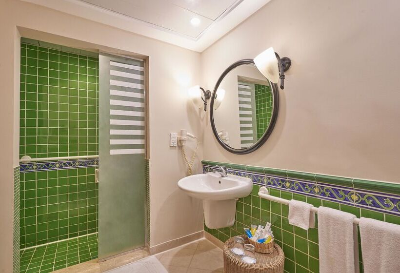 اتاق استاندارد با تخت بزرگ, The Bayview Taba Heights Resort