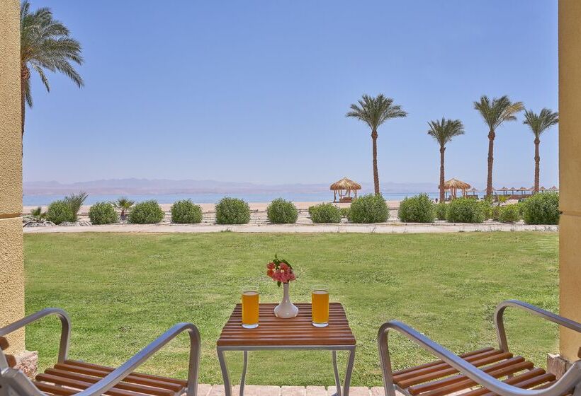 اتاق استاندارد با تخت بزرگ, The Bayview Taba Heights Resort