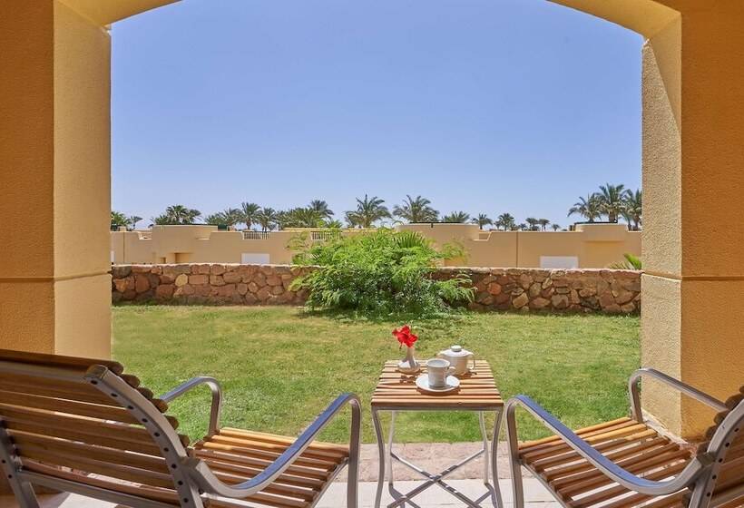 اتاق استاندارد با تخت بزرگ, The Bayview Taba Heights Resort