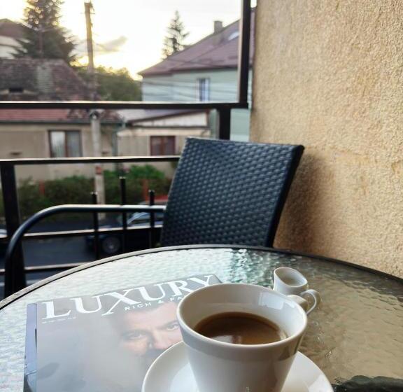 اتاق لوکس, Carpathian Newstar