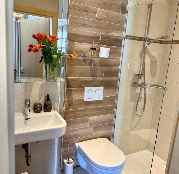 标准间, Johnys Jungle