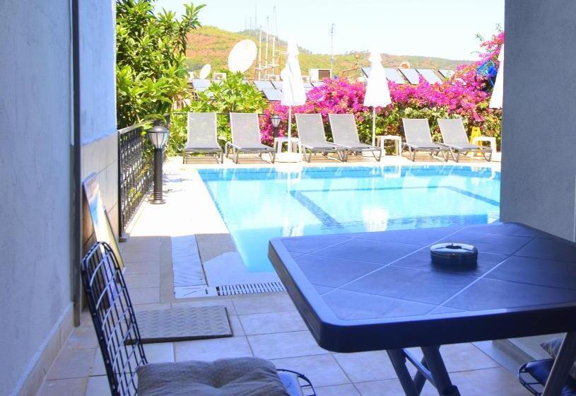 Номер Стандарт Вид на Бассейн, Mykonut Boutique Suites