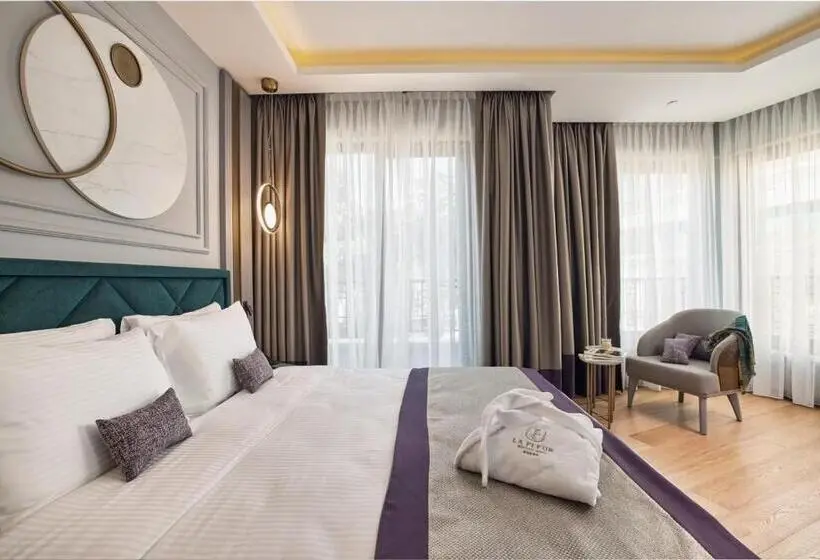 اتاق لوکس با چشم‌انداز شهر, La Fleur Boutique