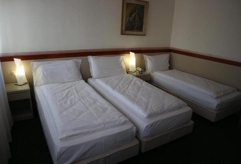 Quarto Triplo Estandar, Bristol