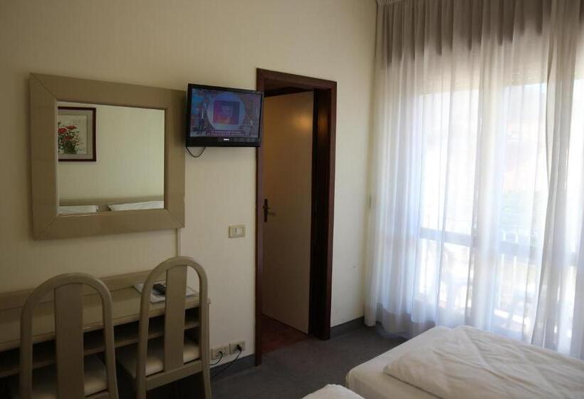 Номер Стандарт Трехместный, Bristol