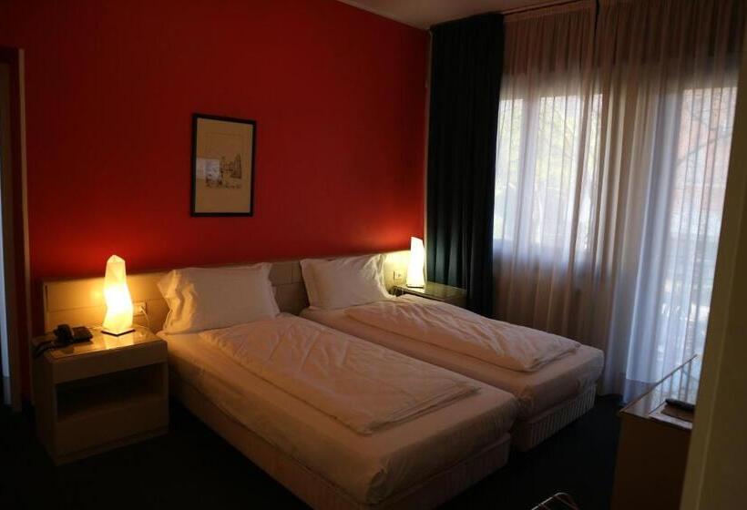 Семейный Номер, Bristol