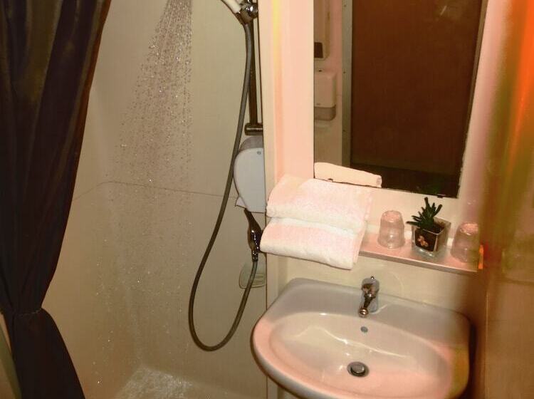 经济房, Crocus Caen Memorial