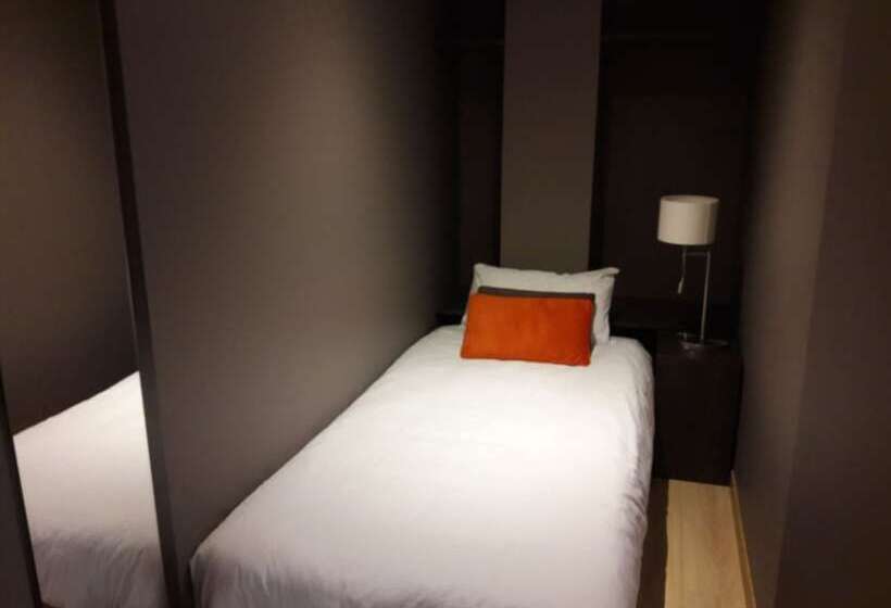 高级三人间, Crocus Caen Memorial