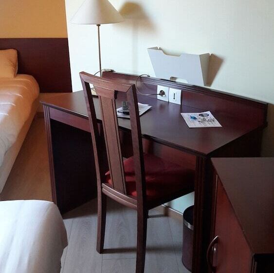 舒适三人间, Crocus Caen Memorial