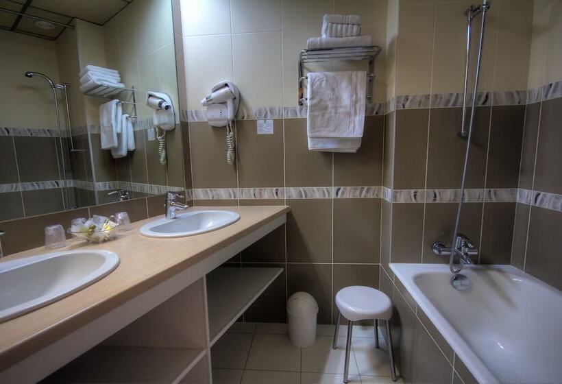 اتاق سوپریور, Des Trois Gares