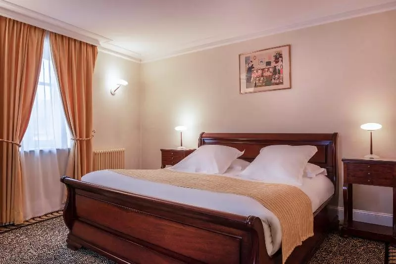 اتاق لوکس, L Hôtel