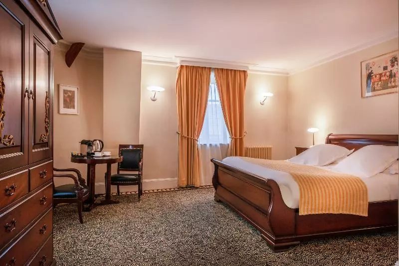 اتاق لوکس, L Hôtel