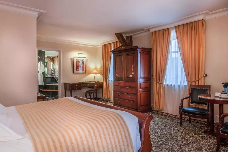 اتاق لوکس, L Hôtel