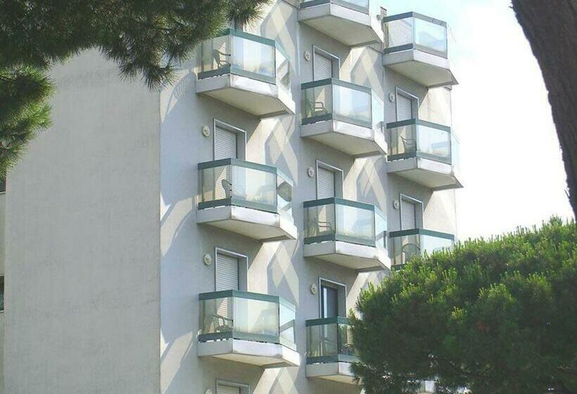 غرفة قياسية ثلاثية, New Tiffany's Park