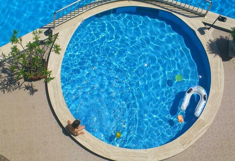 غرفة قياسية مطلّة علي حمام السباحة, New Tiffany's Park