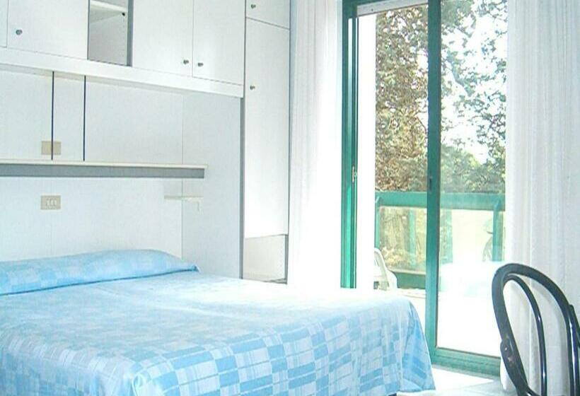 غرفة قياسية مطلّة علي حمام السباحة, New Tiffany's Park