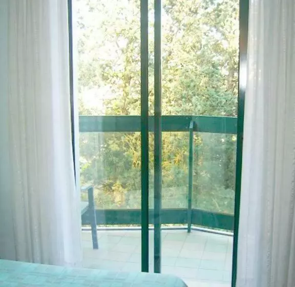 اتاق استاندارد با چشم‌انداز استخر, New Tiffany's Park