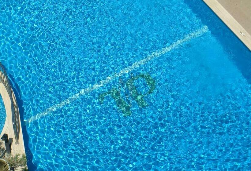 غرفة قياسية ثلاثية مطلة علي حمام السباحة, New Tiffany's Park