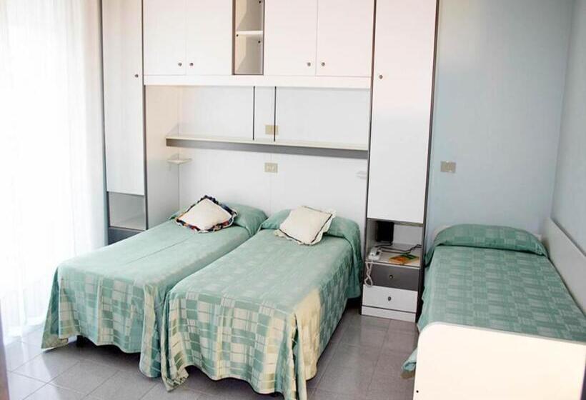 غرفة قياسية ثلاثية مطلة علي حمام السباحة, New Tiffany's Park