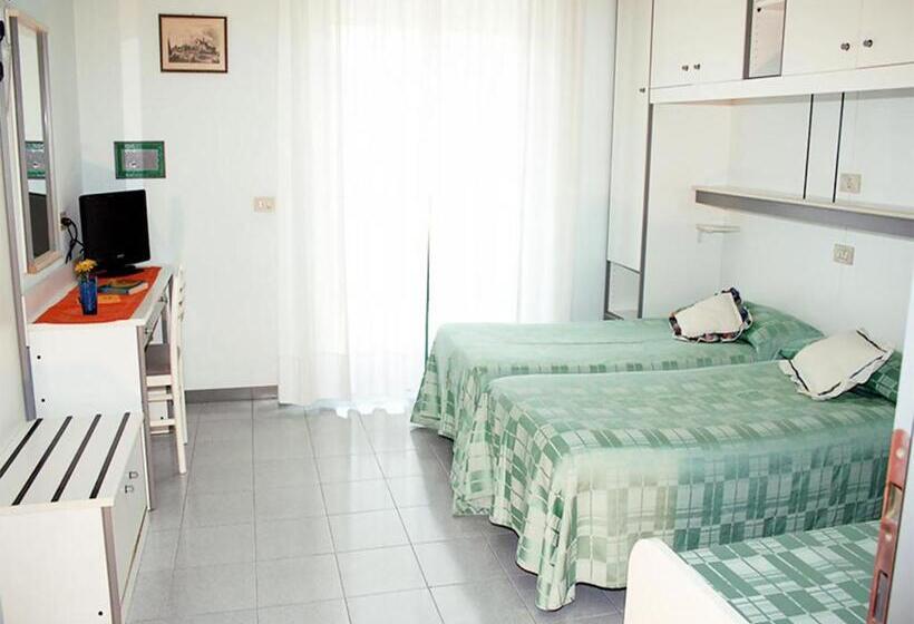 غرفة قياسية ثلاثية مطلة علي حمام السباحة, New Tiffany's Park