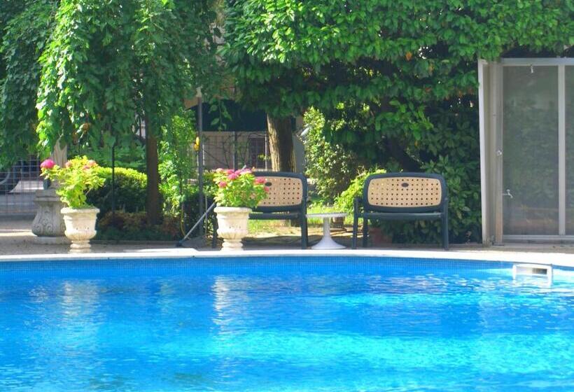 غرفة رباعية قياسية بإطلالة على المسبح, New Tiffany's Park