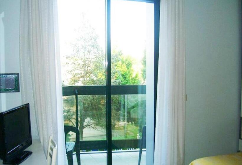 غرفة رباعية قياسية بإطلالة على المسبح, New Tiffany's Park