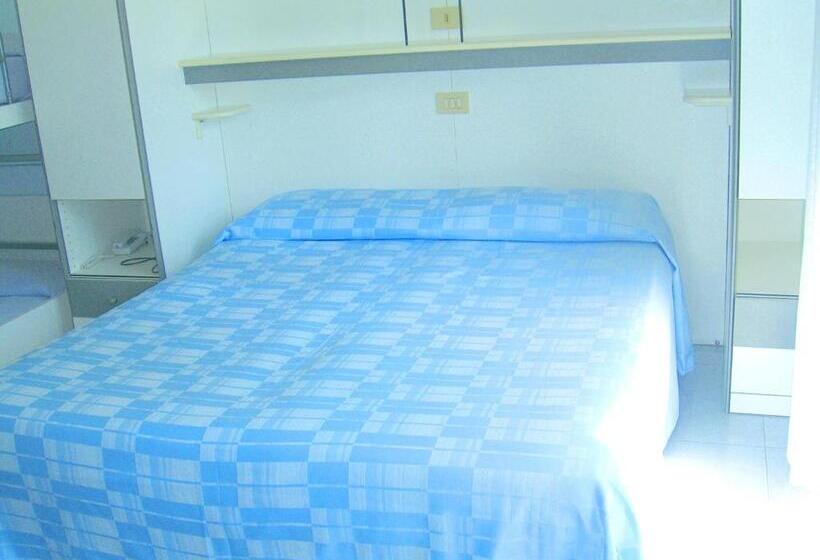 غرفة رباعية قياسية بإطلالة على المسبح, New Tiffany's Park