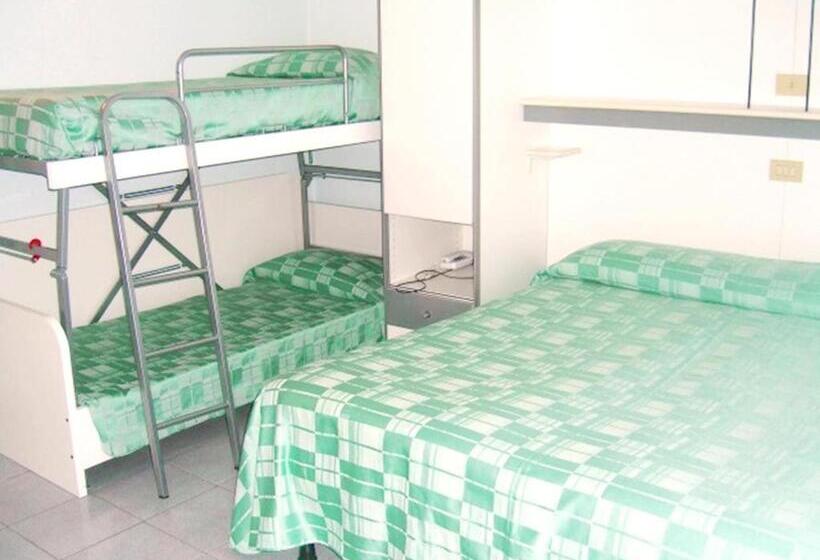 غرفة رباعية قياسية بإطلالة على المسبح, New Tiffany's Park