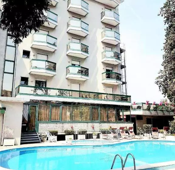 نمای استخر اتاق استاندارد چهارنفره, New Tiffany's Park